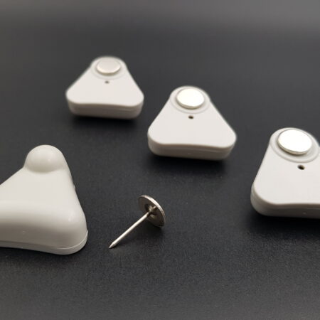تگ لباس مثلثی طوسی (AM Triangle) — تصویر 1