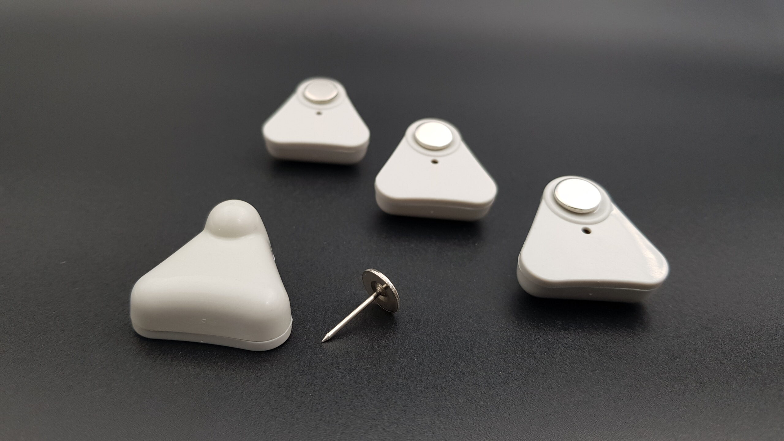 تگ لباس مثلثی طوسی (AM Triangle)